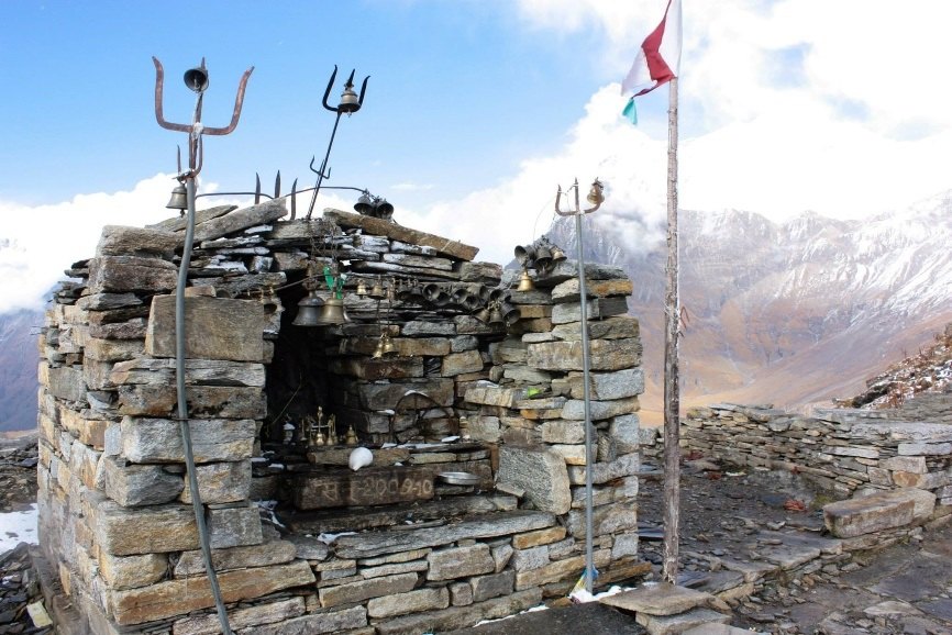 The wide grassy meadow of Bedni Bugyal under cloud